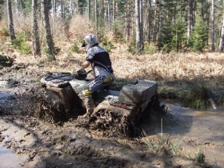  Cuatrimoto en el barro 